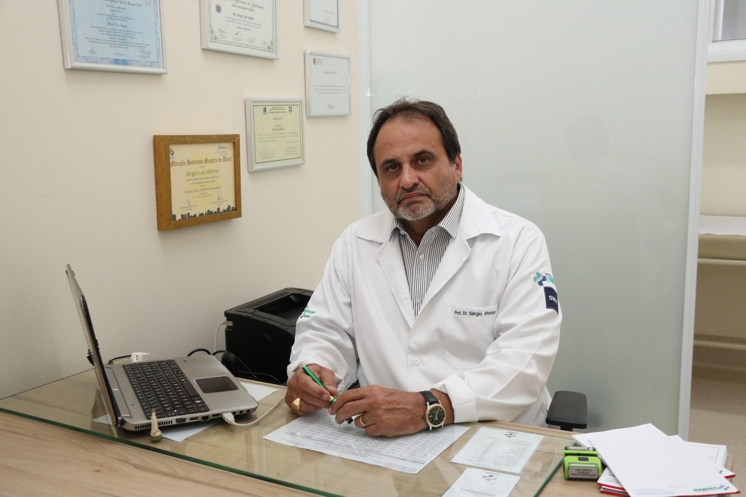 Corações que curam: a força humana da oncologia do Hospital Unimar.