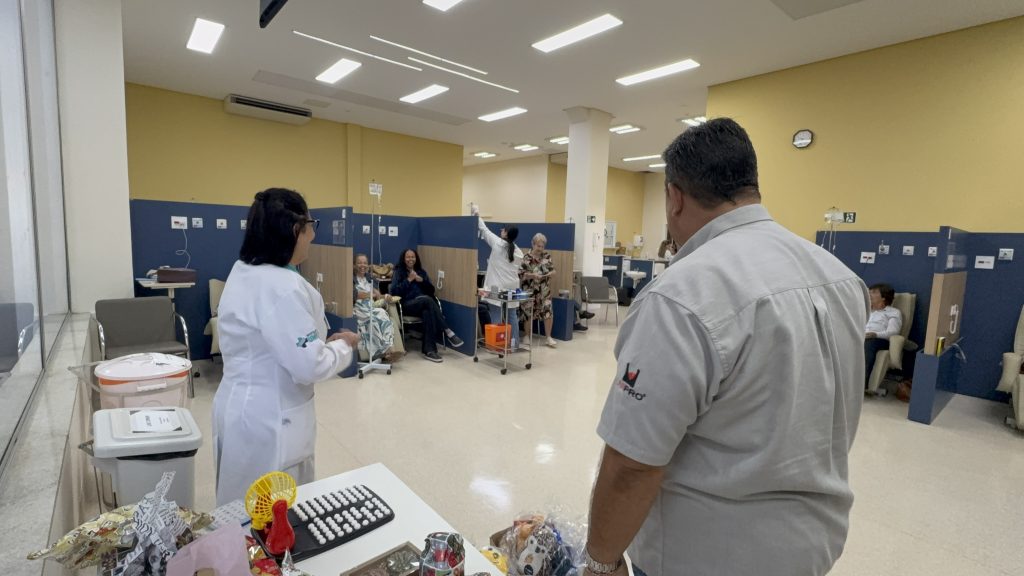 Hospital Oncológico Unimar realizou bingo para humanizar momento de medicação.