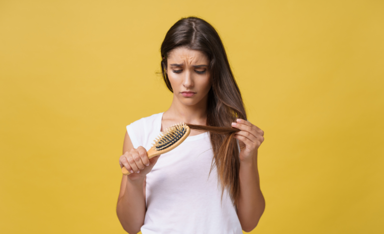 Queda de cabelo persistente em mulheres pode ser sinal de deficiência oculta de ferro, mesmo sem anemia