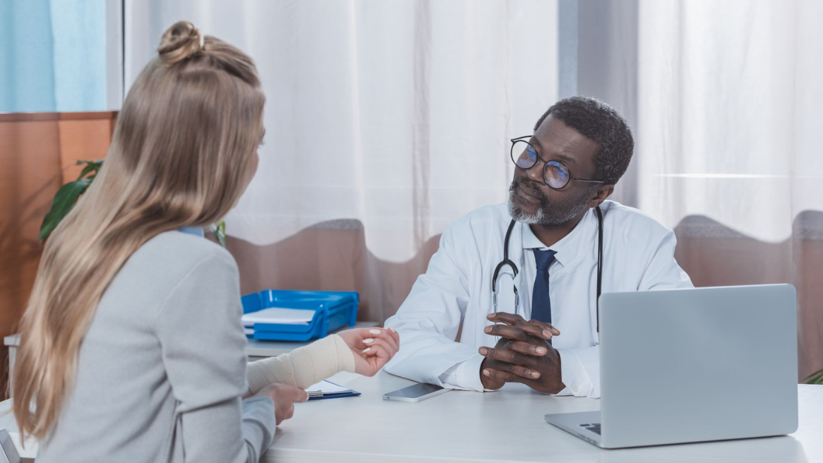 Brasil atinge recorde de 635 mil médicos e profissionais buscam alternativas ao consultório próprio