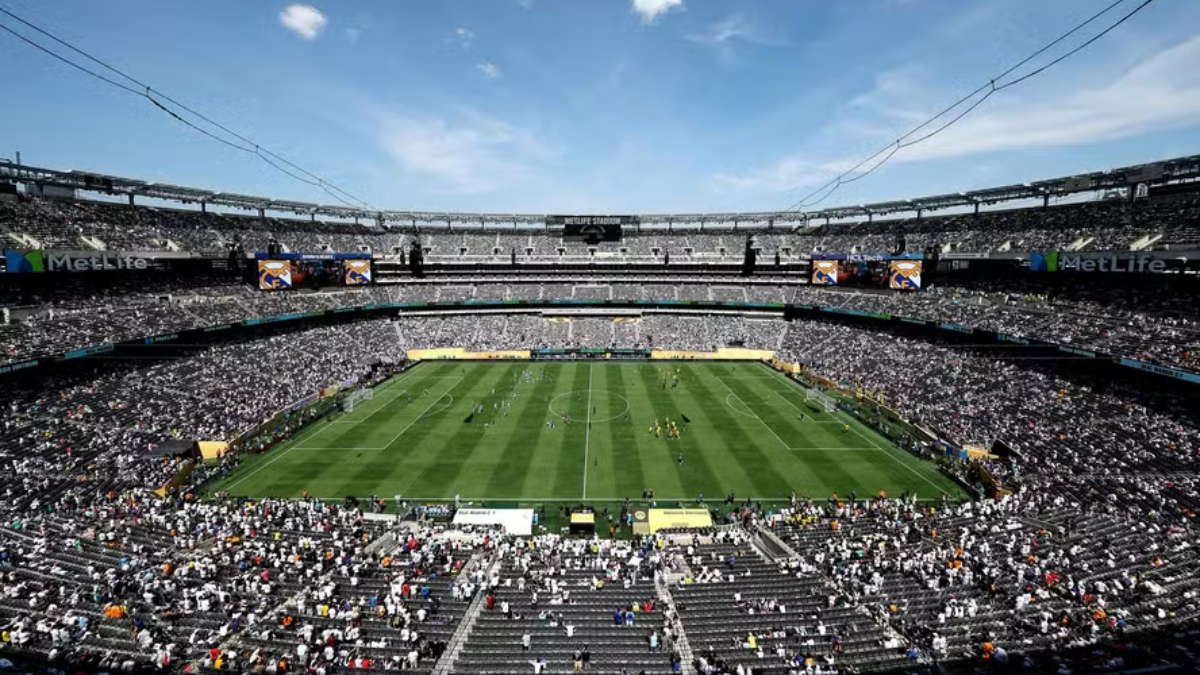 Entidades Médicas Criticam Decisão da Fifa de Proibir Garrafas Reutilizáveis na Copa de 2026 em Meio a Ondas de Calor