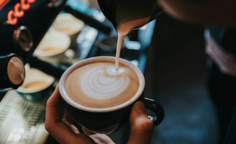 Alerta no café da manhã: Como os componentes do leite e do café reduzem a absorção de ferro pelo corpo