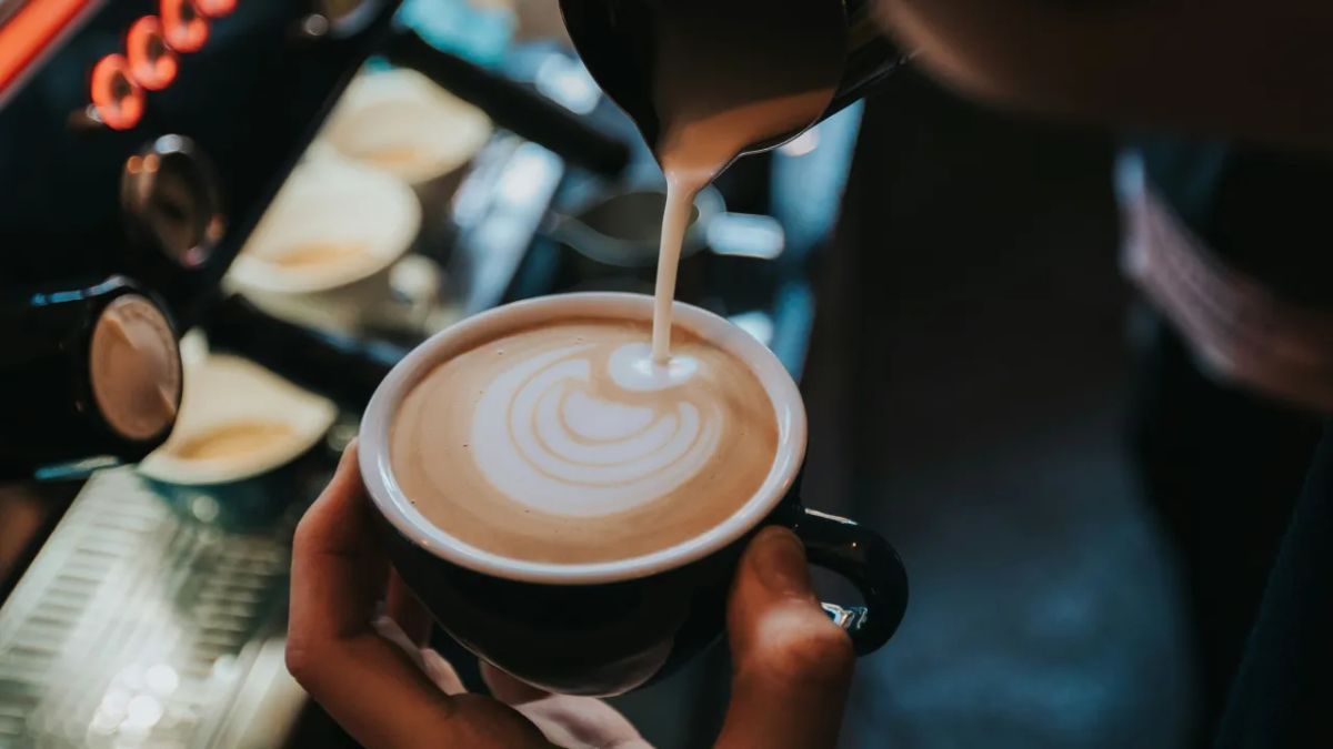 Alerta no café da manhã: Como os componentes do leite e do café reduzem a absorção de ferro pelo corpo