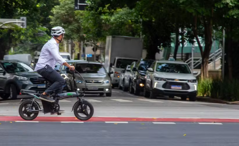 Perigo sobre Duas Rodas: Como os Acidentes com Bikes Elétricas Estão Causando Lesões Típicas de Motocicleta