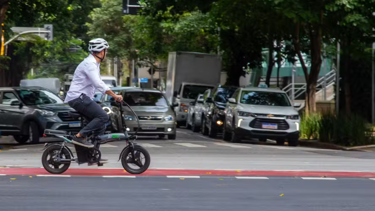 Perigo sobre Duas Rodas: Como os Acidentes com Bikes Elétricas Estão Causando Lesões Típicas de Motocicleta