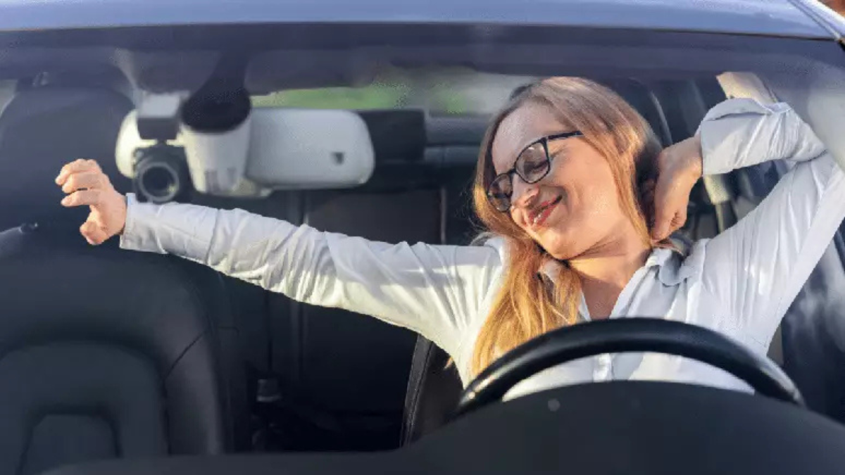 Férias de julho: Conheça 5 alongamentos práticos para fazer durante viagens longas