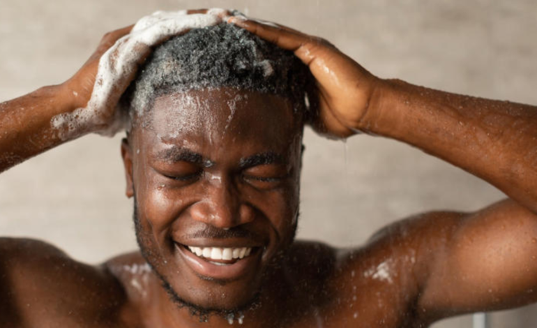 Nem uma vez por semana, nem em dias alternados: dermatologista revela a frequência ideal para lavar o cabelo