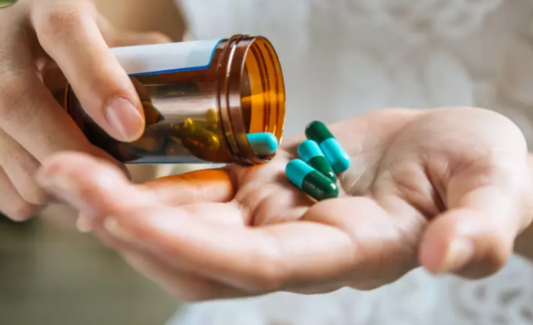 Farmacêutica explica se pode guardar remédios no banheiro