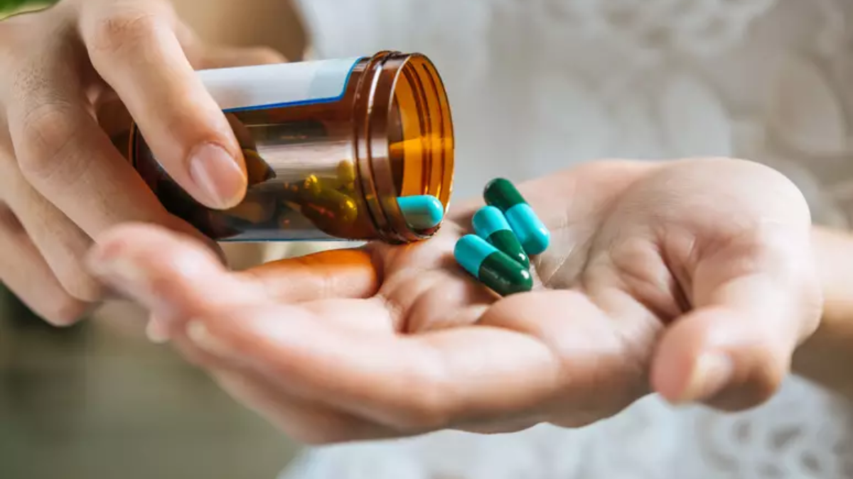 Farmacêutica explica se pode guardar remédios no banheiro