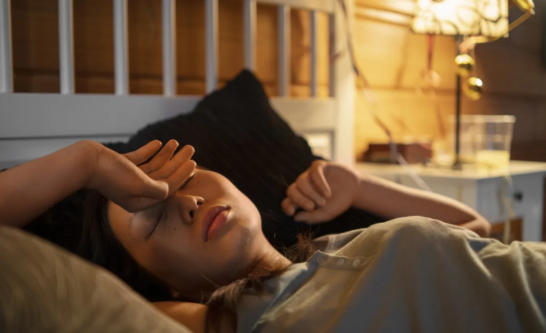 Dormir com luz acesa aumenta o risco de desenvolver doenças cardíacas, aponta estudo