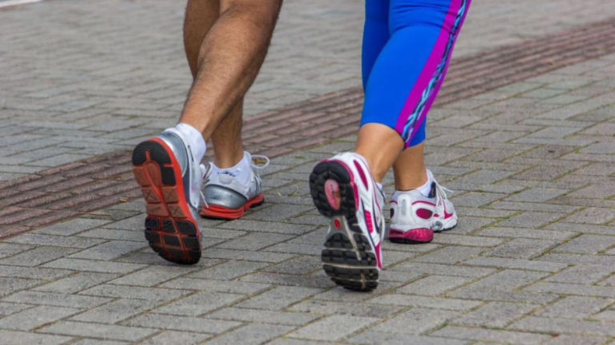 Caminhar menos de 30 minutos funciona? Especialistas explicam os impactos da prática no organismo