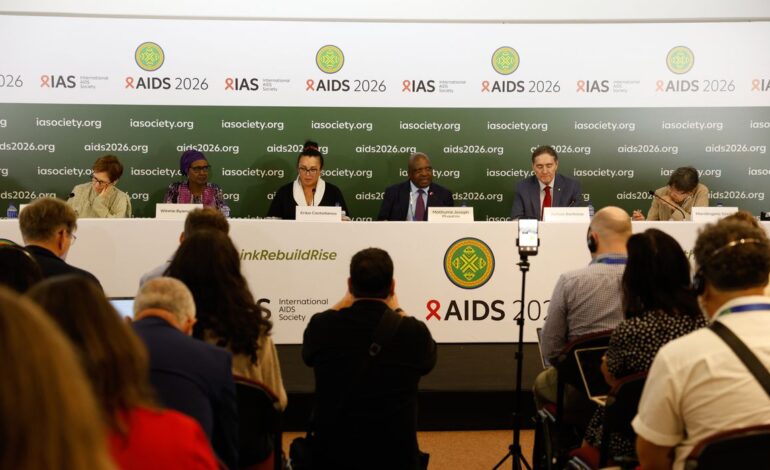 Infecções e mortes por HIV caem, mas falta de recursos ameaça avanços