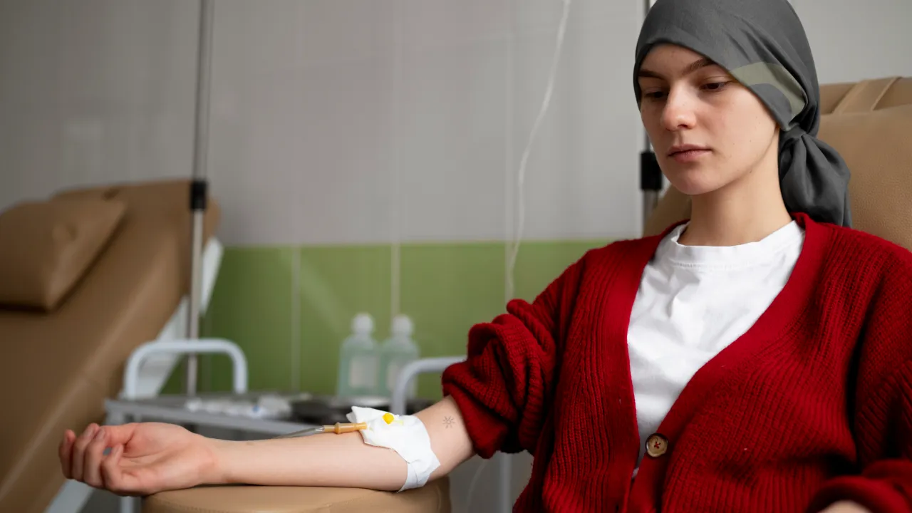Pembrolizumabe: Como funciona a imunoterapia de alto custo que revolucionou a oncologia no Brasil