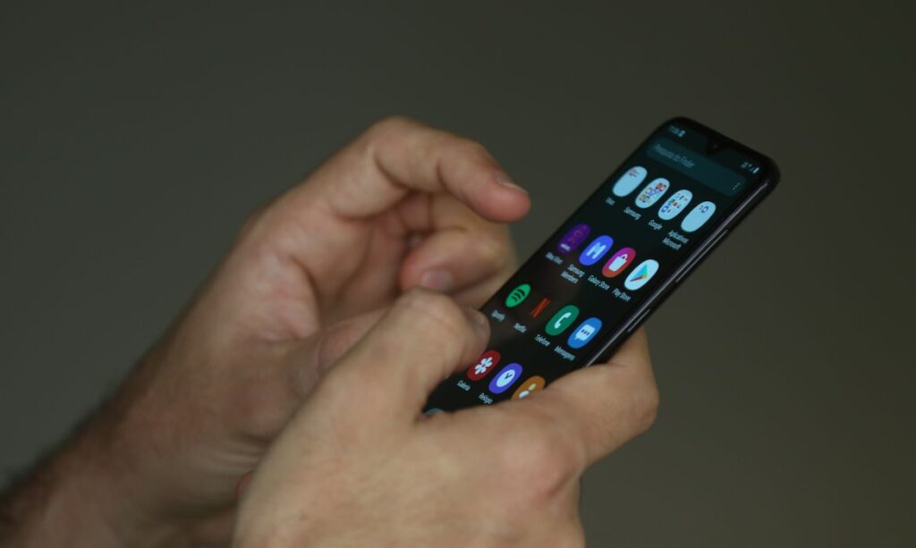 Ministério da Saúde e Unicef oferecem escuta em saúde mental para pessoas de 13 a 24 anos pelo Meu SUS Digital | revistasaudeemforma.com.br uso de smartphone e celular050720211243 1024x613