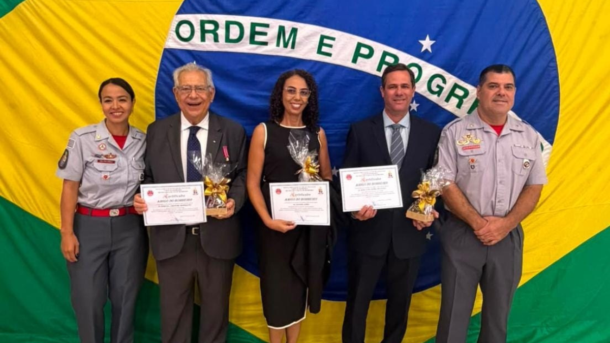 Santa Casa de Marília recebe homenagens na solenidade de aniversário de 56 anos do 10º Grupamento de Bombeiros