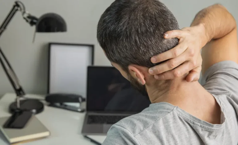 Estalar o pescoço faz mal à saúde? Entenda o caso do homem com múltiplos AVCs que viralizou