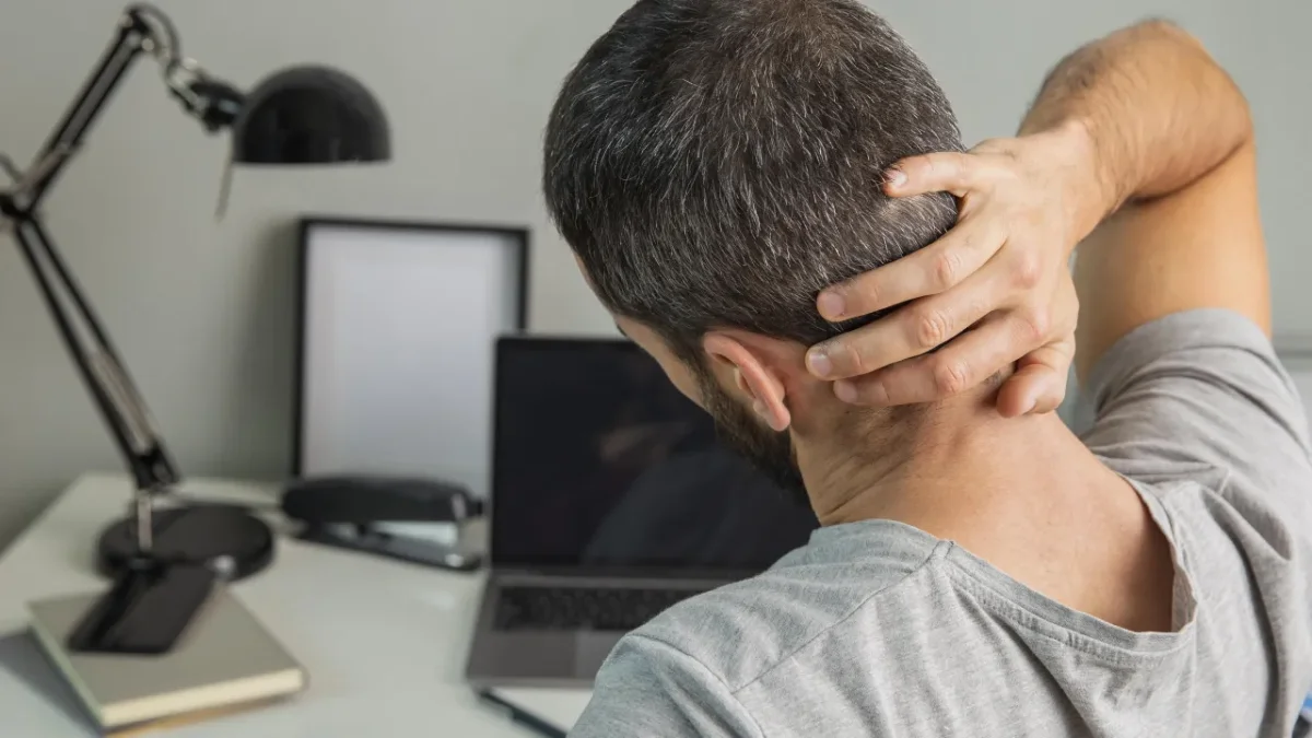 Estalar o pescoço faz mal à saúde? Entenda o caso do homem com múltiplos AVCs que viralizou