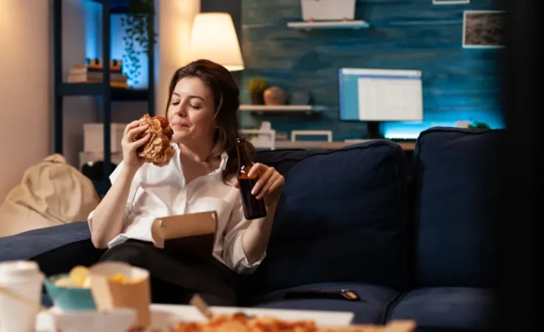 Distração à mesa aumenta risco de comer em excesso, revela estudo