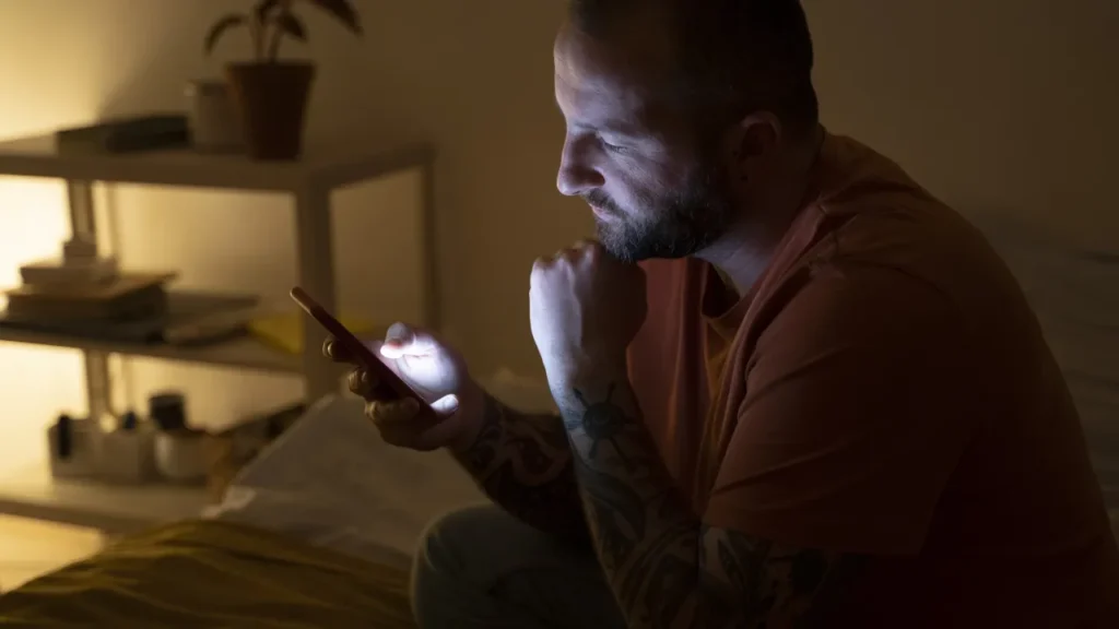 Por Que Você Não Deve Fazer uma “Desintoxicação de Dopamina”, Segundo a Ciência | revistasaudeemforma.com.br adult suffering from social media addiction 1024x576