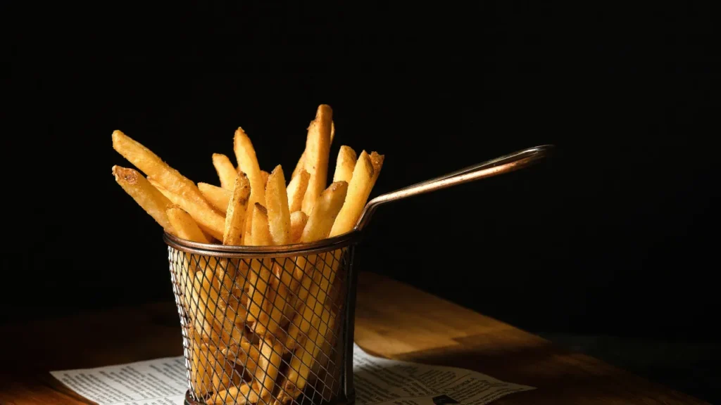 Acrilamida: o que é a substância encontrada em frituras e quais seus riscos | revistasaudeemforma.com.br fritura batata 1024x576
