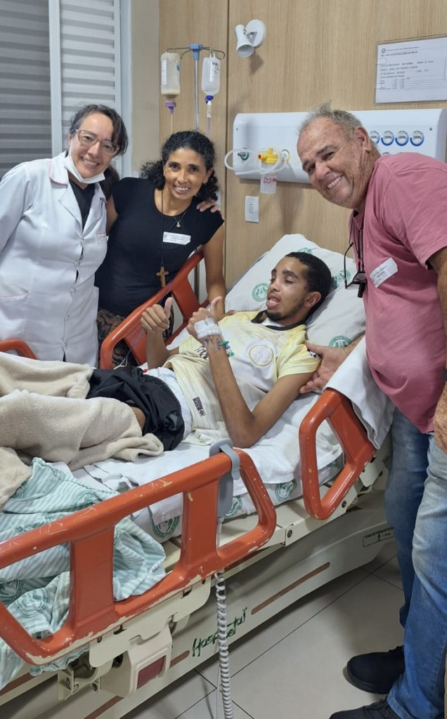 Após dois meses de luta, jovem vítima de acidente recebe alta da Santa Casa de Marília cercado pelo carinho da família e gratidão à equipe | revistasaudeemforma.com.br image 7 636x1024