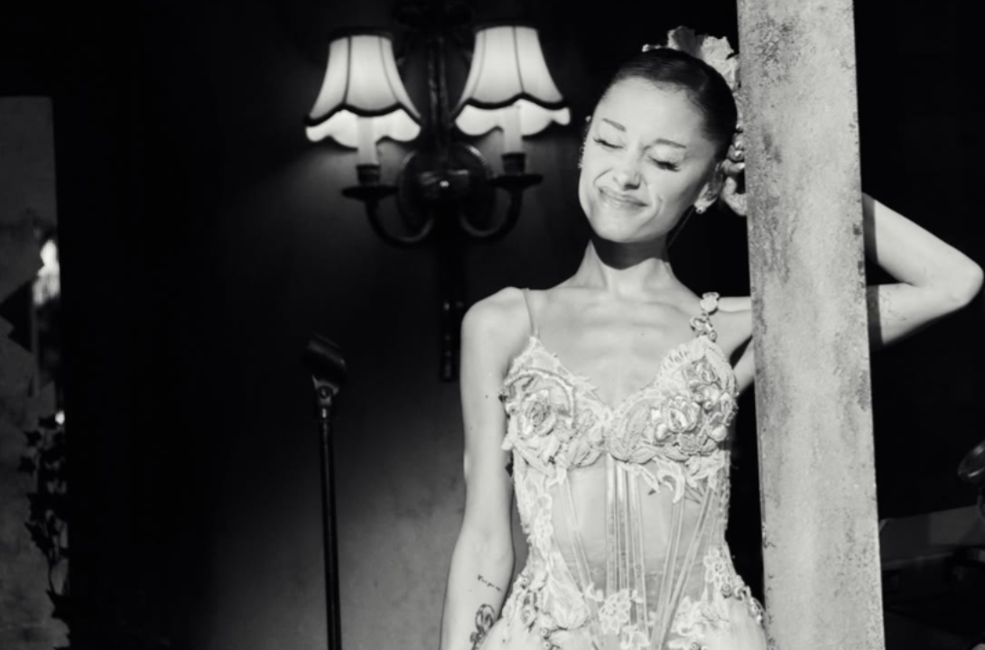Aparência de Ariana Grande Reacende Debate Sobre o “Culto à Magreza” e Padrões Estéticos nas Redes Sociais