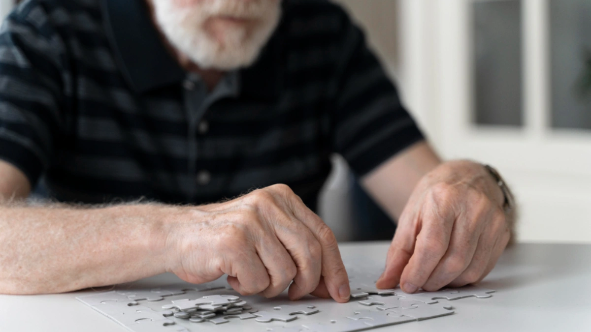 Setembro Lilás reforça a importância do tratamento do Alzheimer e do suporte aos cuidadores