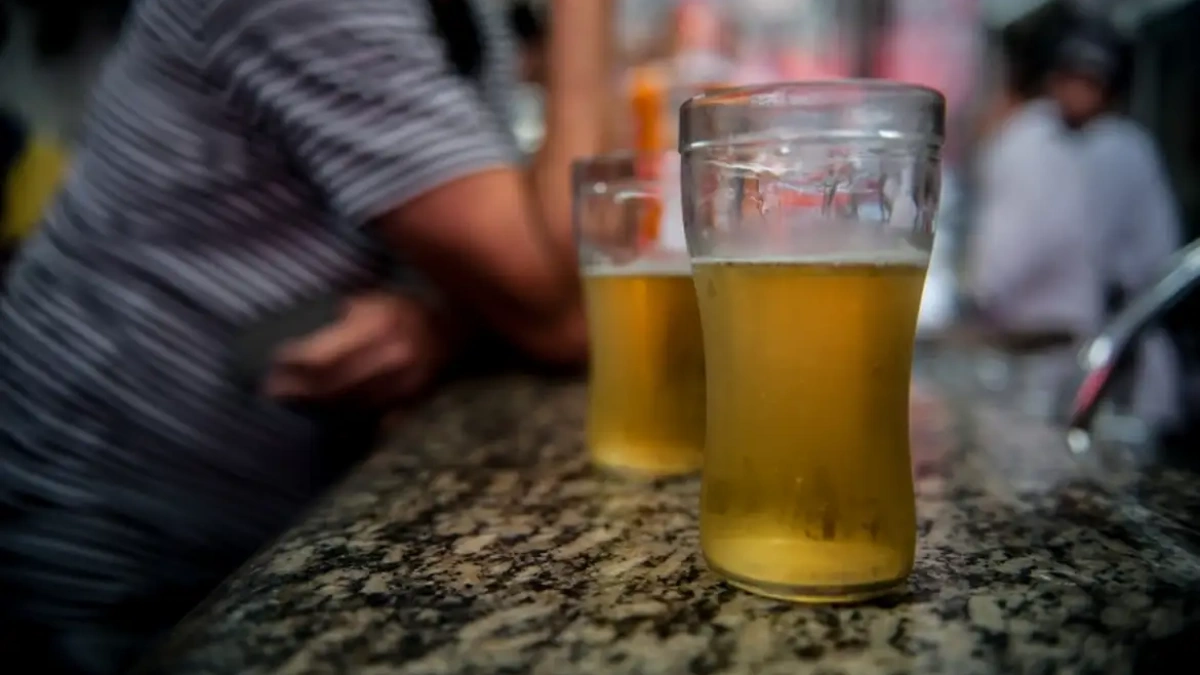 Consumo crônico de álcool e cigarro pode levar à cegueira, alertam especialistas