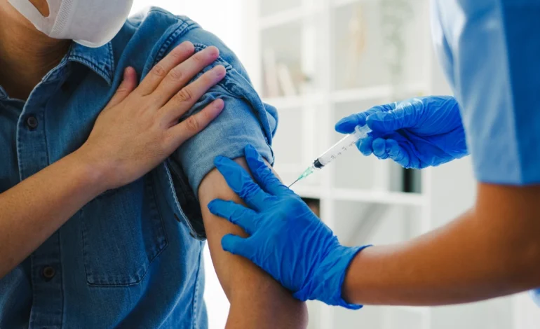 Vacinação não termina na infância: infectologista explica quais imunizantes devem ser acompanhados ao longo da vida