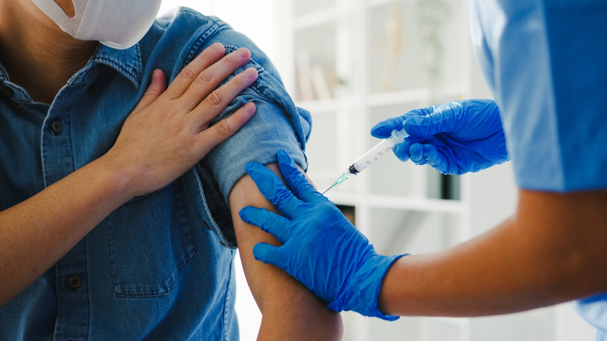 Vacinação não termina na infância: infectologista explica quais imunizantes devem ser acompanhados ao longo da vida