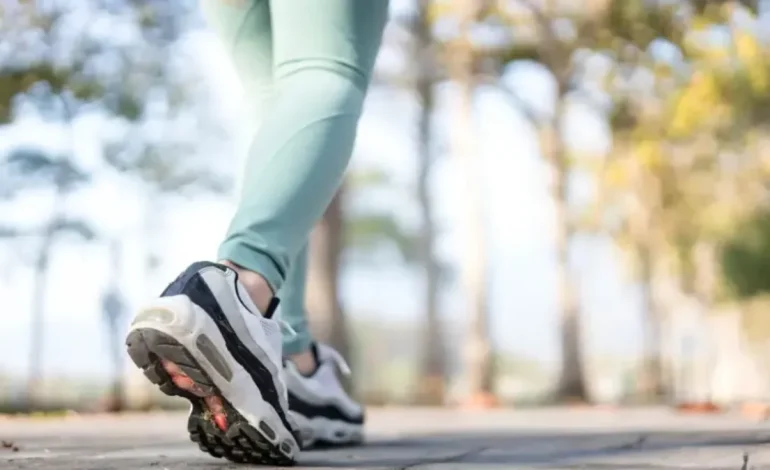 Caminhar de manhã ou à noite? Médica explica melhor horário para saúde e controle de açúcar