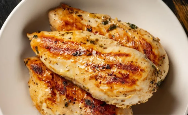 O erro do frango grelhado: por que temperar com suco de limão antes da frigideira deixa a carne dura e seca