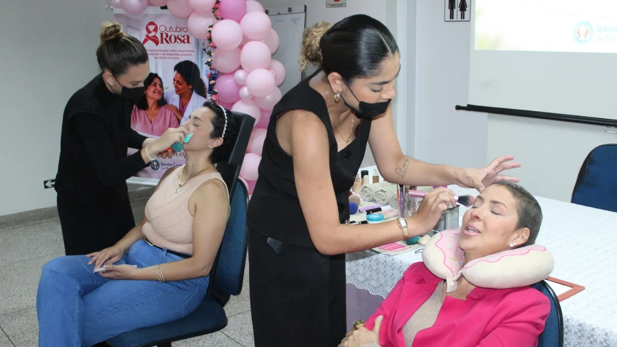 Santa Casa de Marília realiza sessão de maquiagem para pacientes da Oncologia no Outubro Rosa