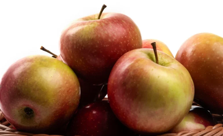 Maçã com casca ou em suco? Nutricionista explica o que muda no organismo