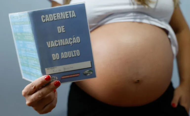 Médicos reforçam segurança de vacinas contra covid-19 e gripe durante a gravidez