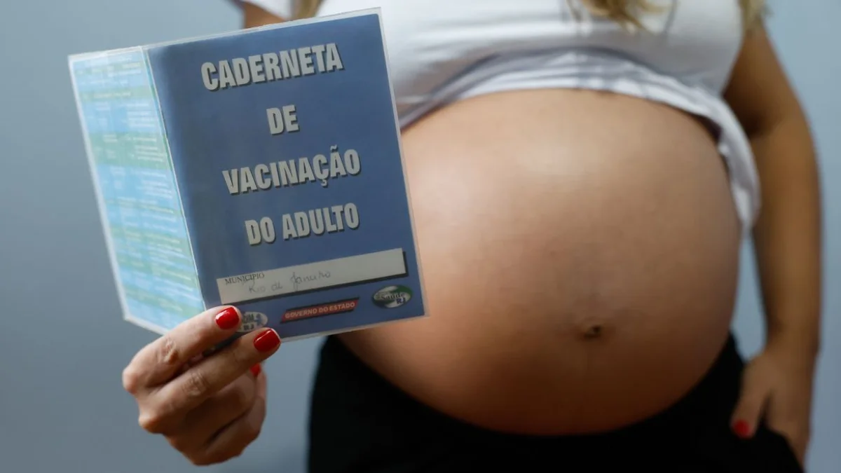 Médicos reforçam segurança de vacinas contra covid-19 e gripe durante a gravidez