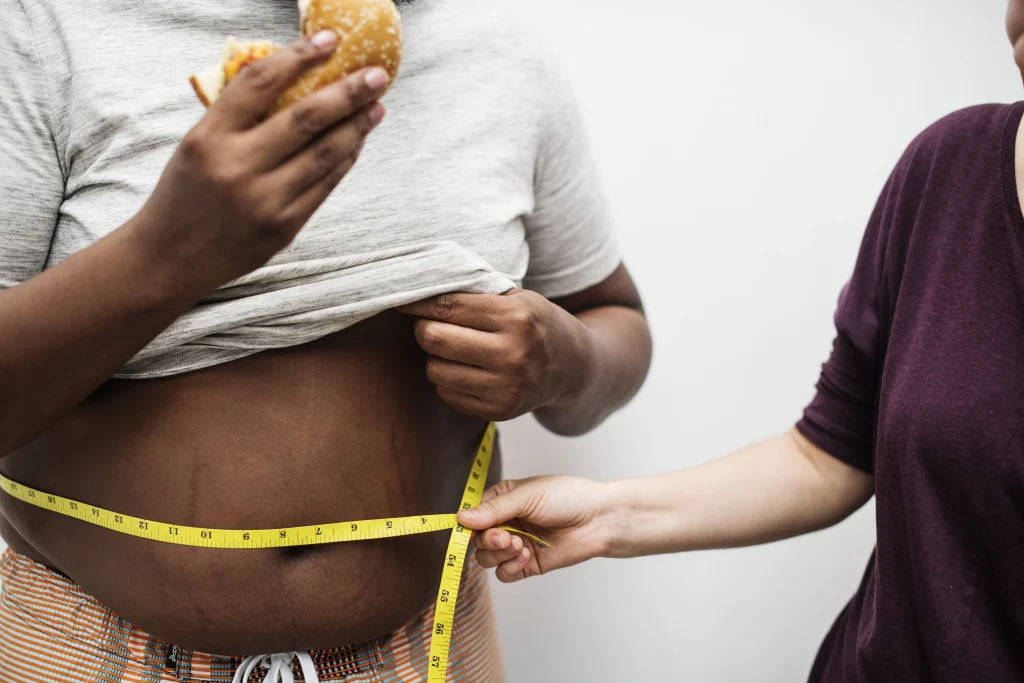 Obesidade avança no Brasil e uso irregular de “canetas emagrecedoras” acende alerta entre especialistas | Revista Saúde em Forma obesidade 2 1024x683